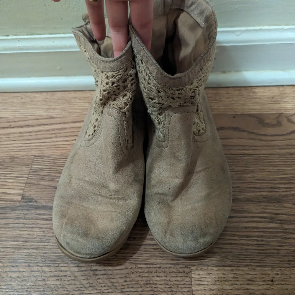 Shoes - Picture 1 of 3